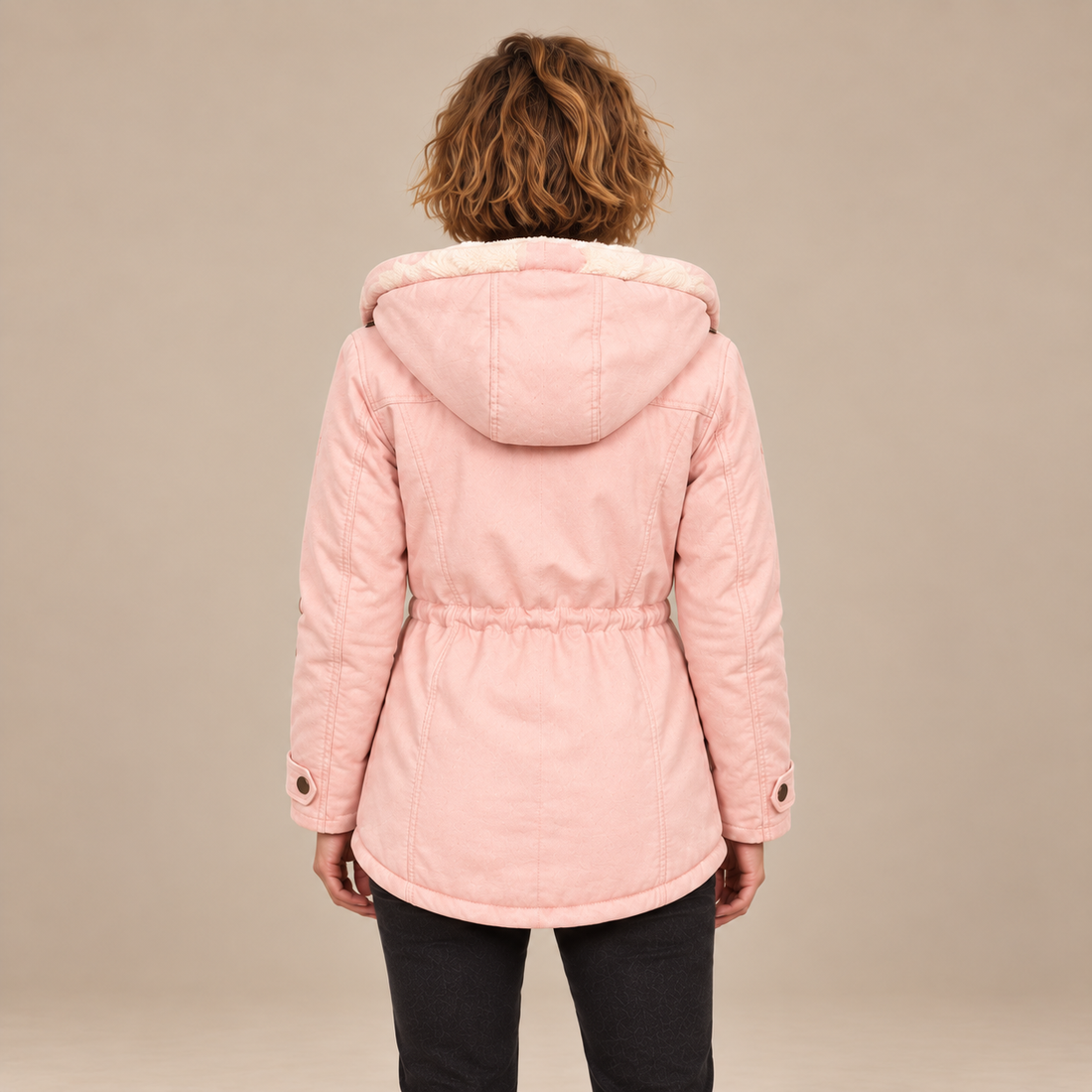 Damesparka met capuchon en sherpavoering voor de winter