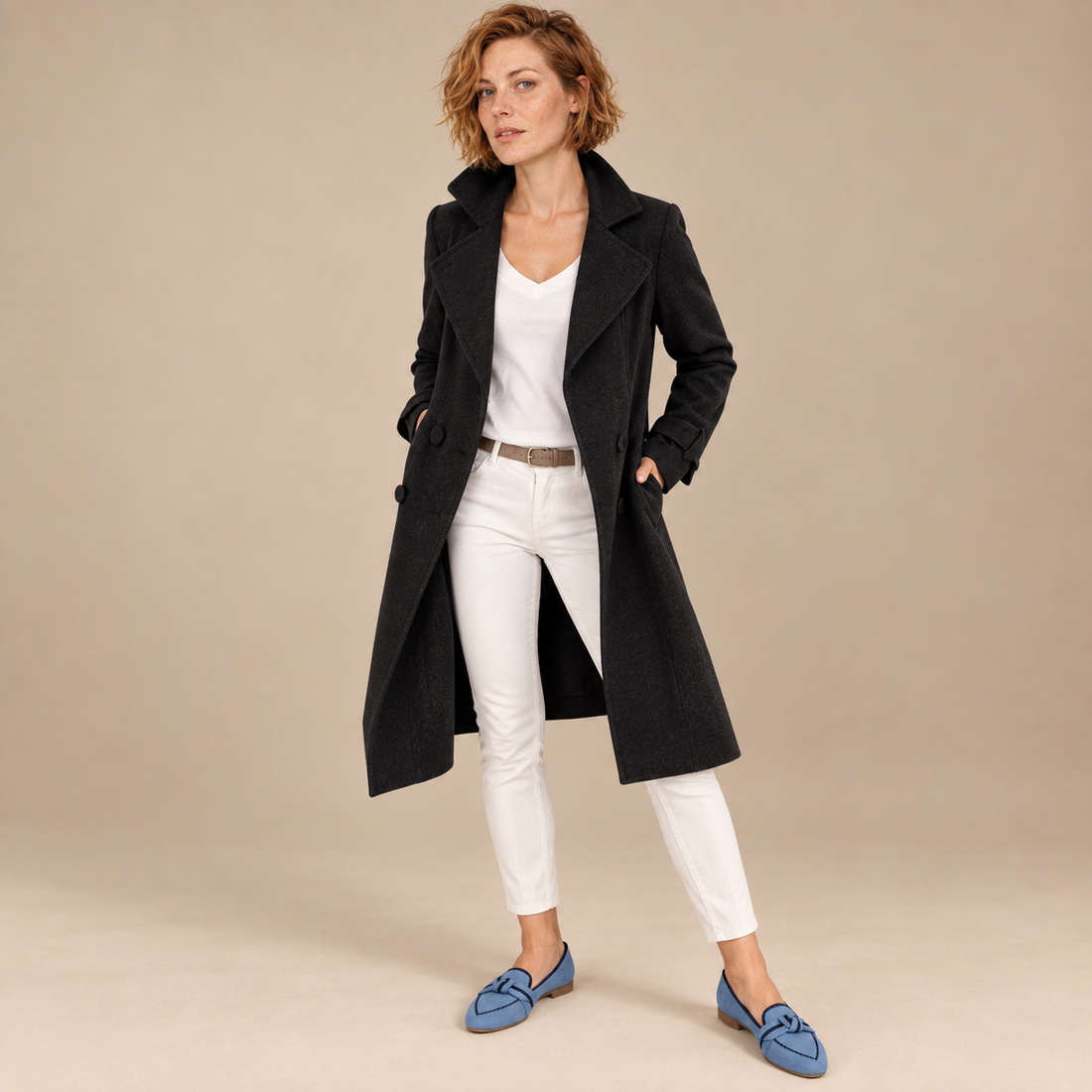 Halflange dubbelrijige damestrenchcoat met ceintuur en brede revers