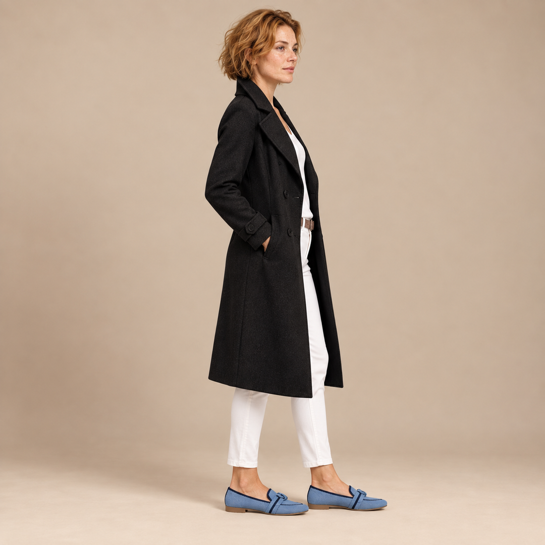 Halflange dubbelrijige damestrenchcoat met ceintuur en brede revers