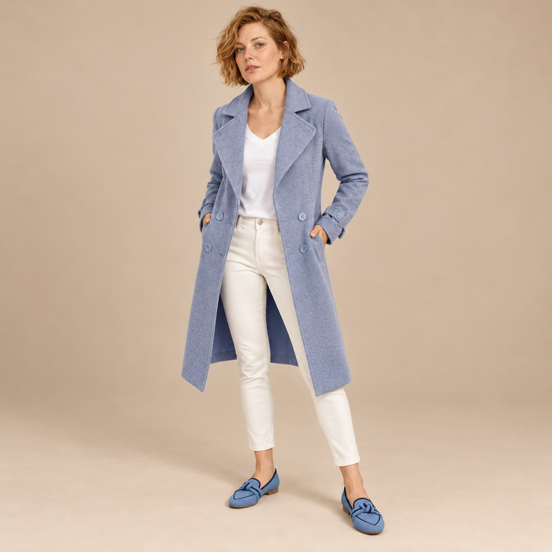 Halflange dubbelrijige damestrenchcoat met ceintuur en brede revers