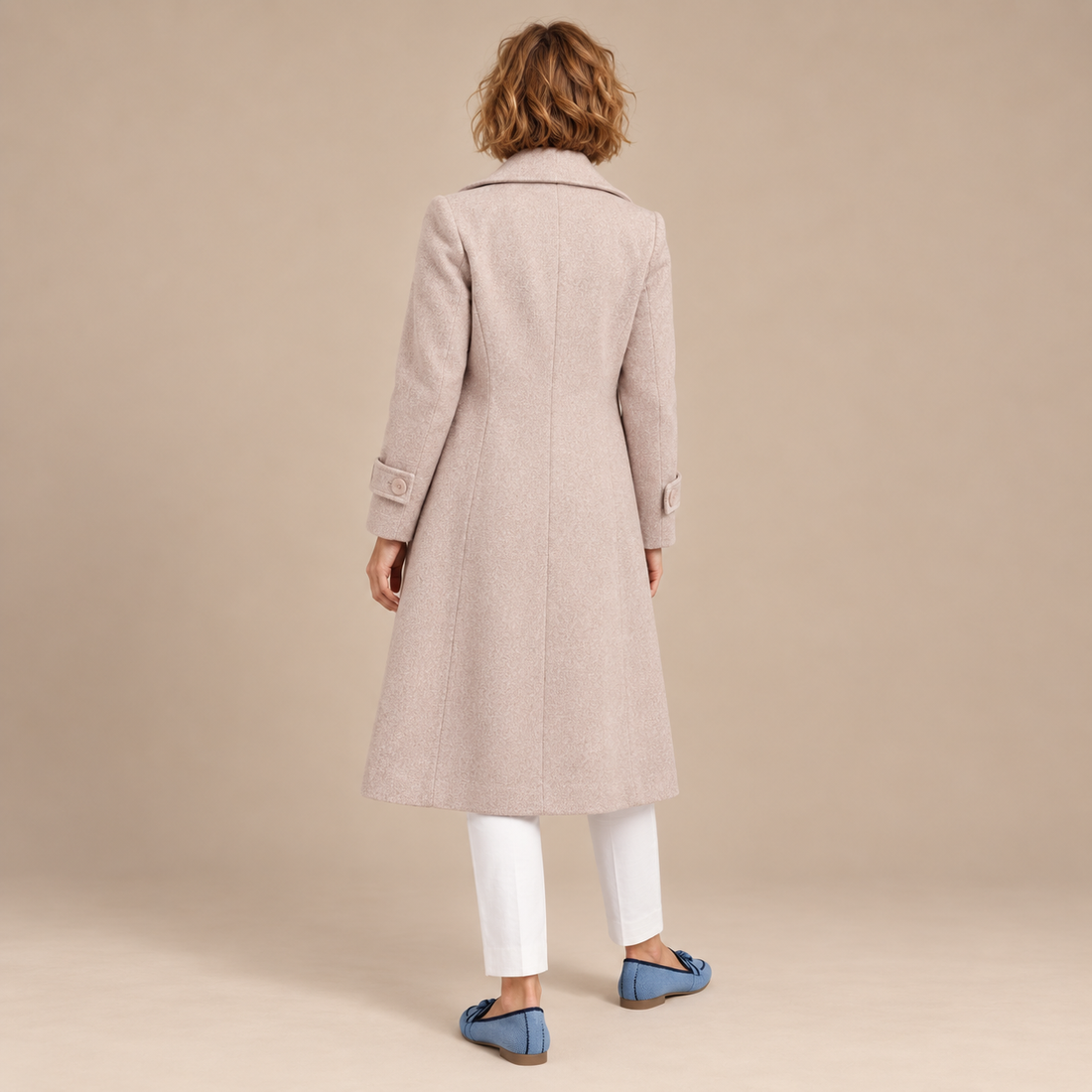 Halflange dubbelrijige damestrenchcoat met ceintuur en brede revers