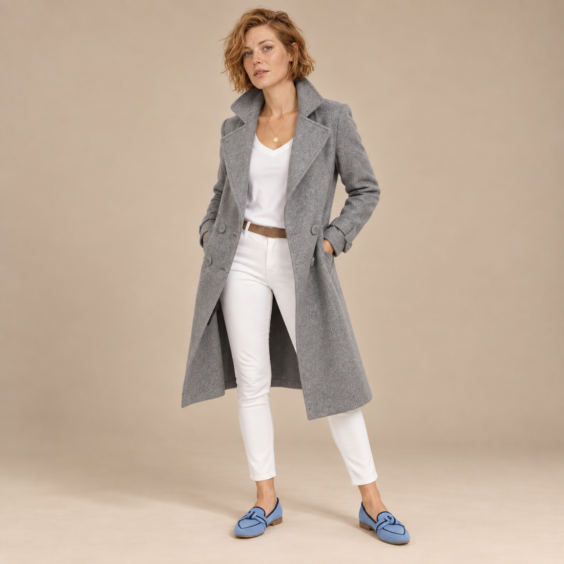 Halflange dubbelrijige damestrenchcoat met ceintuur en brede revers
