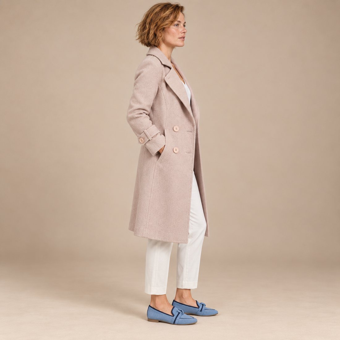 Halflange dubbelrijige damestrenchcoat met ceintuur en brede revers