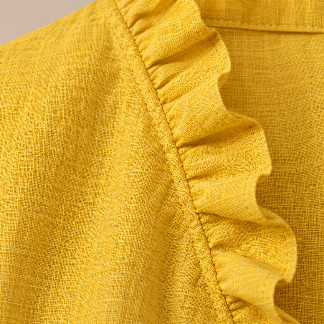 Damesblouse met ruches bij de hals en lange mouwen