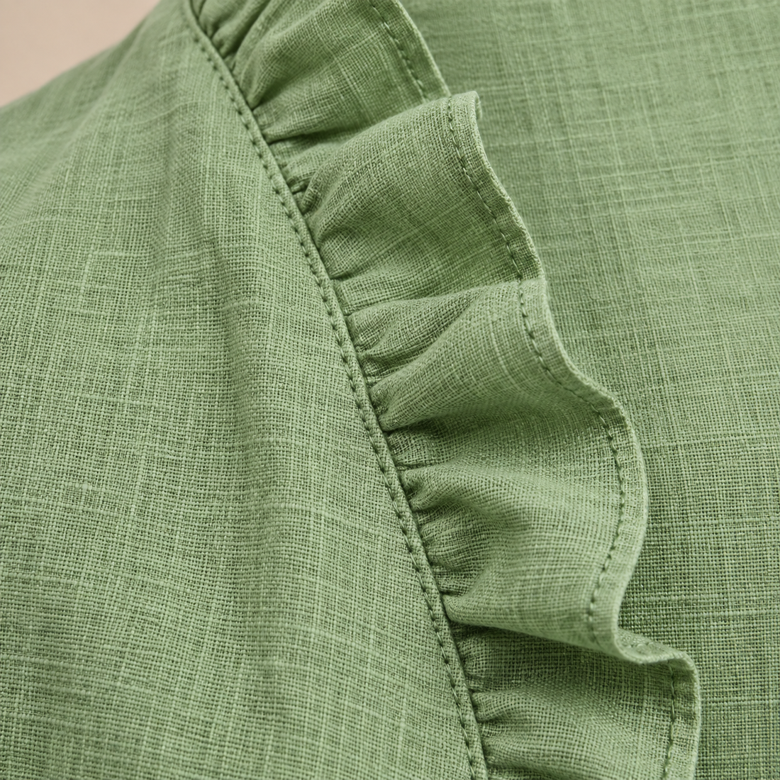 Damesblouse met ruches bij de hals en lange mouwen
