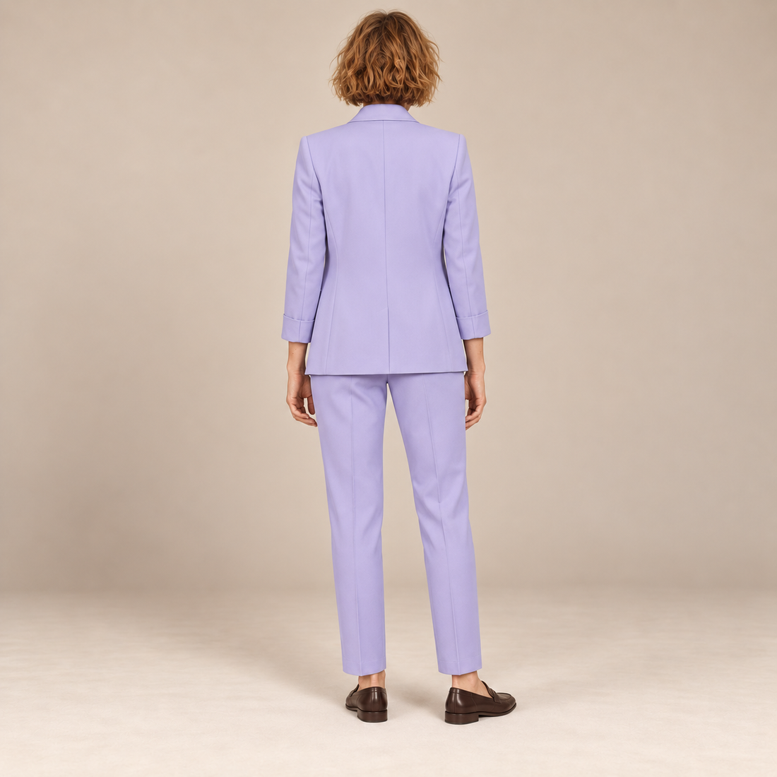 Damespak met getailleerde blazer en pantalon