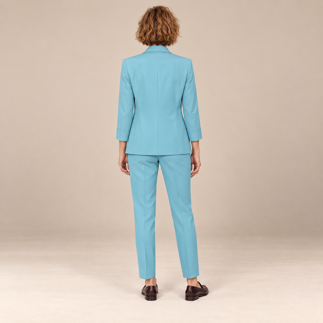 Damespak met getailleerde blazer en pantalon