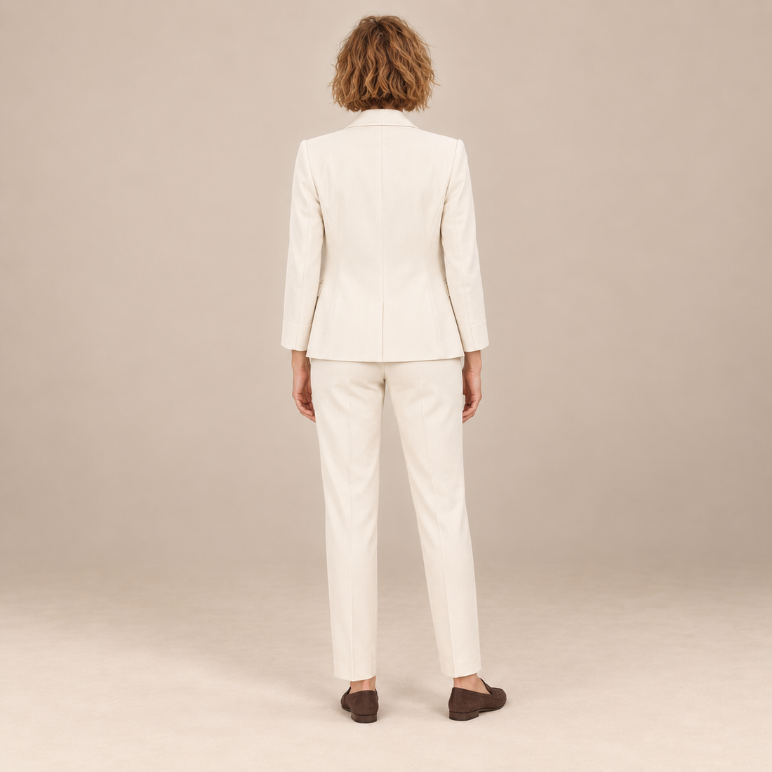 Damespak met getailleerde blazer en pantalon