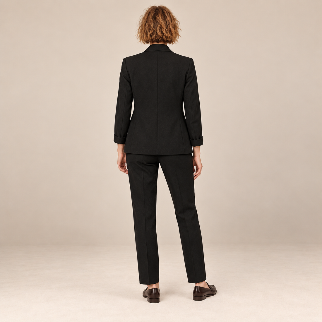 Damespak met getailleerde blazer en pantalon