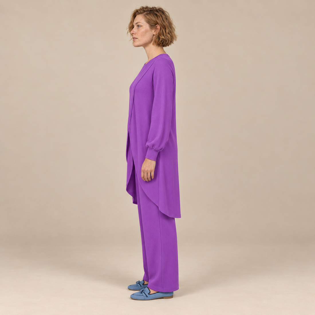 Damesset van blouse en broek met lange mouwen en rechte pijpen