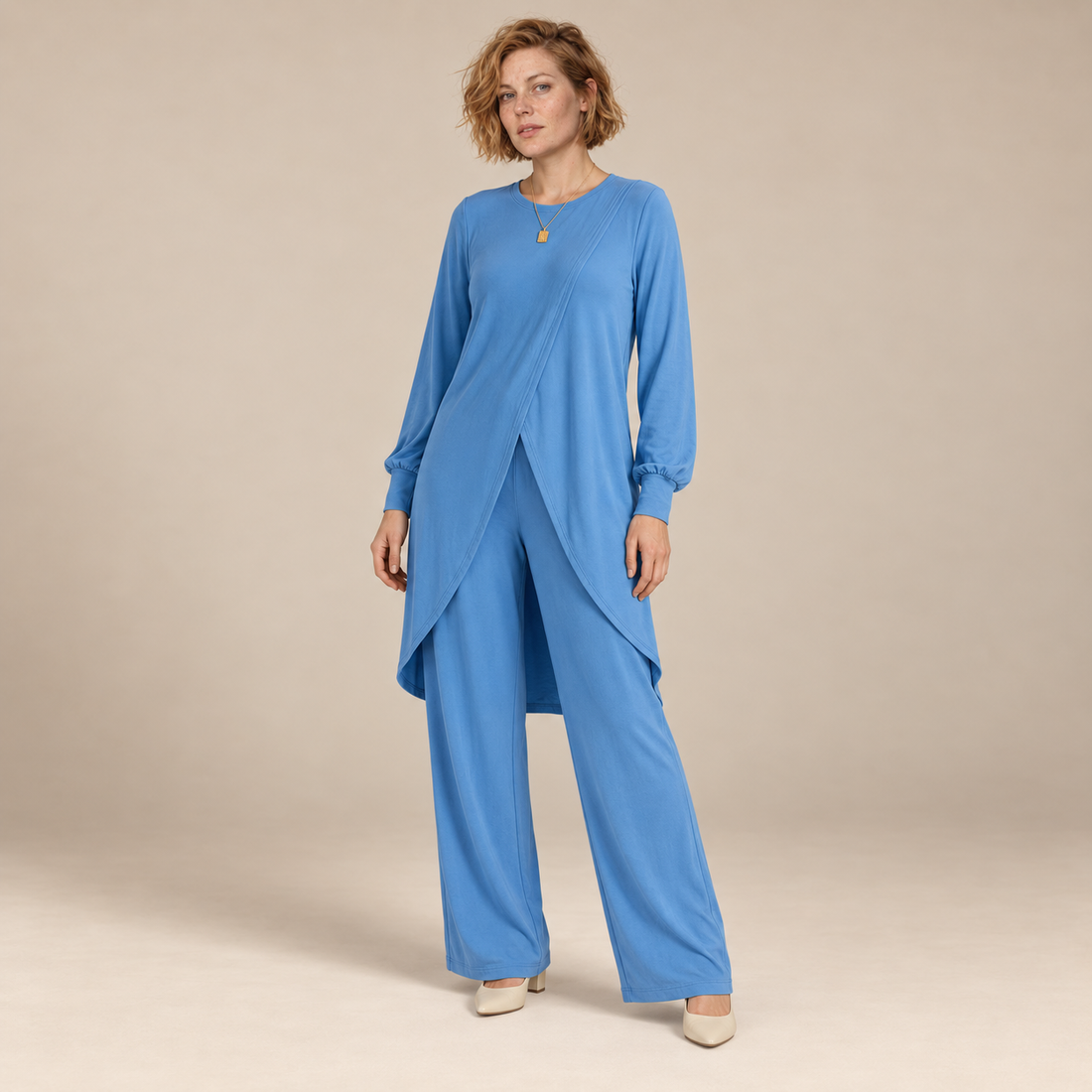 Damesset van blouse en broek met lange mouwen en rechte pijpen
