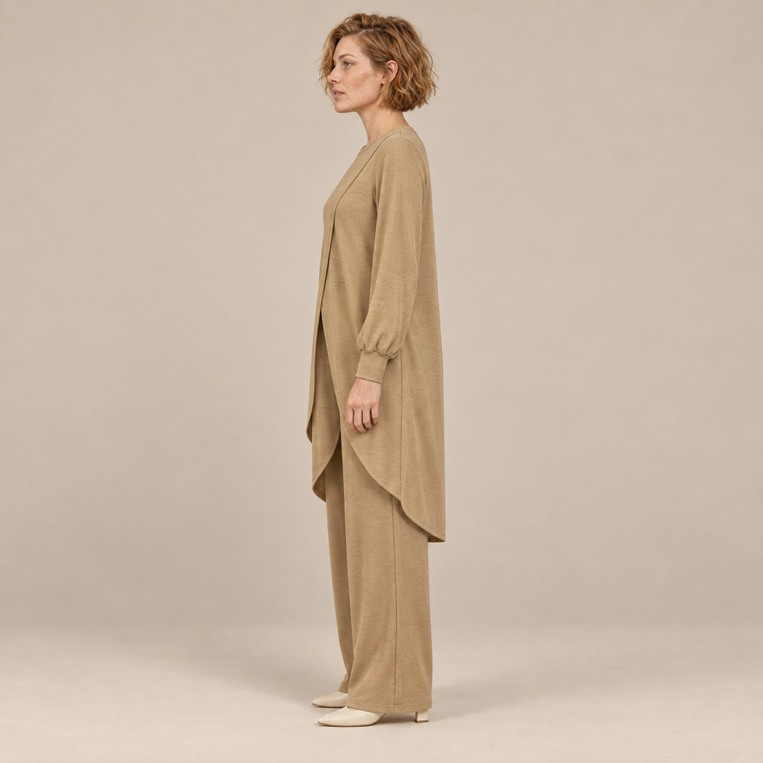 Damesset van blouse en broek met lange mouwen en rechte pijpen