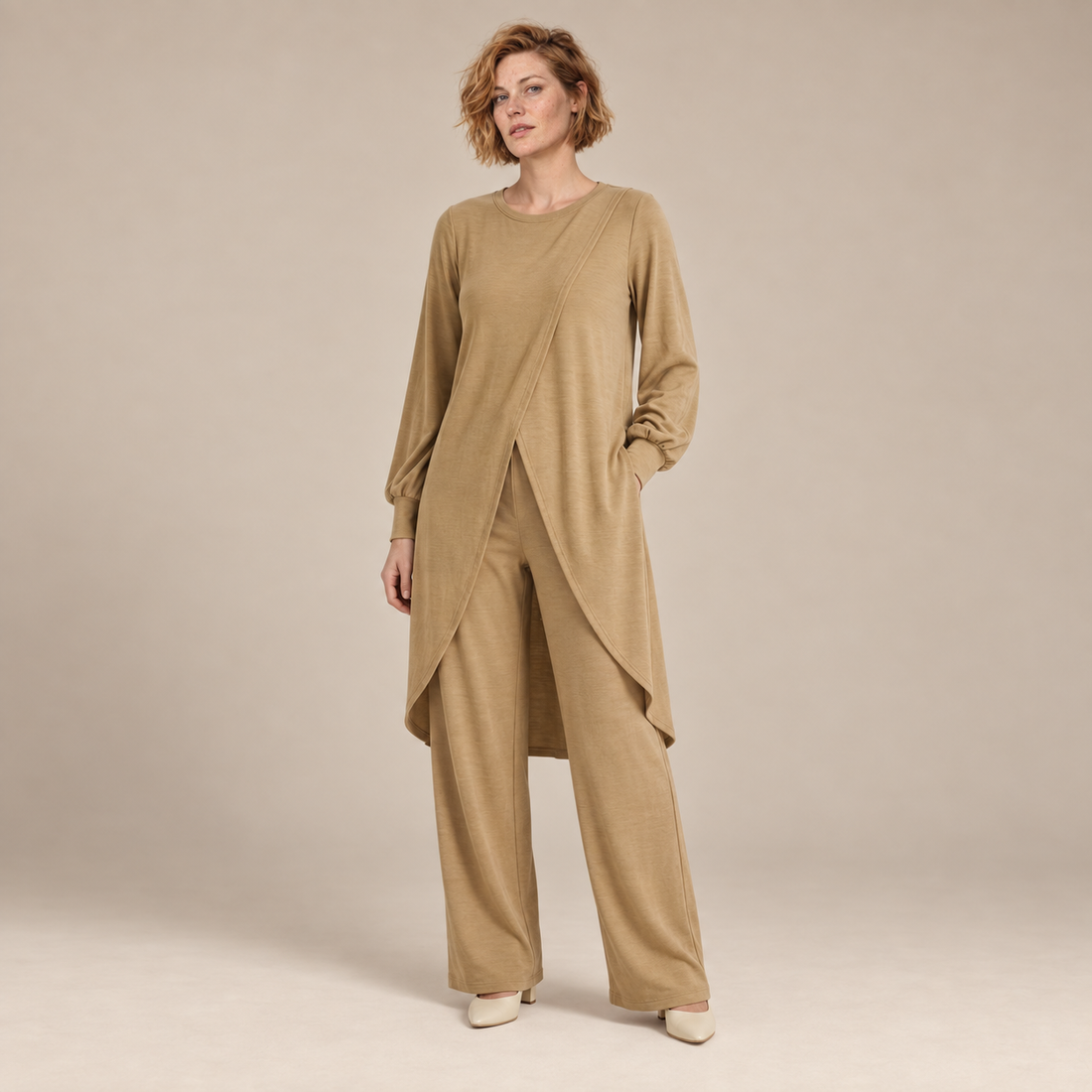Damesset van blouse en broek met lange mouwen en rechte pijpen