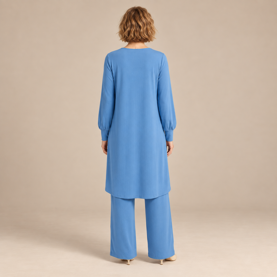Damesset van blouse en broek met lange mouwen en rechte pijpen