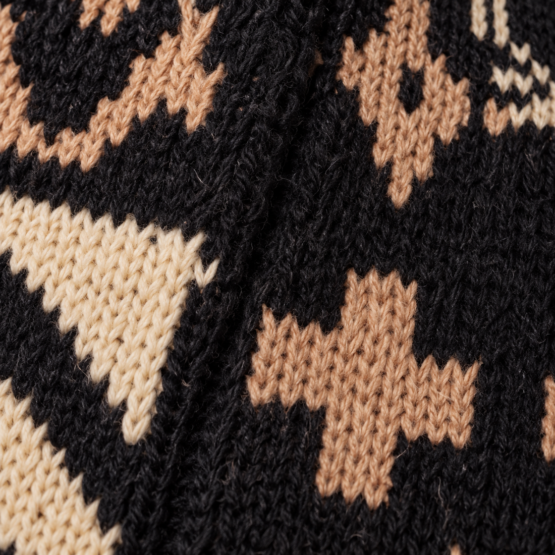 Damesvest met knoopsluiting en gebreid patroon