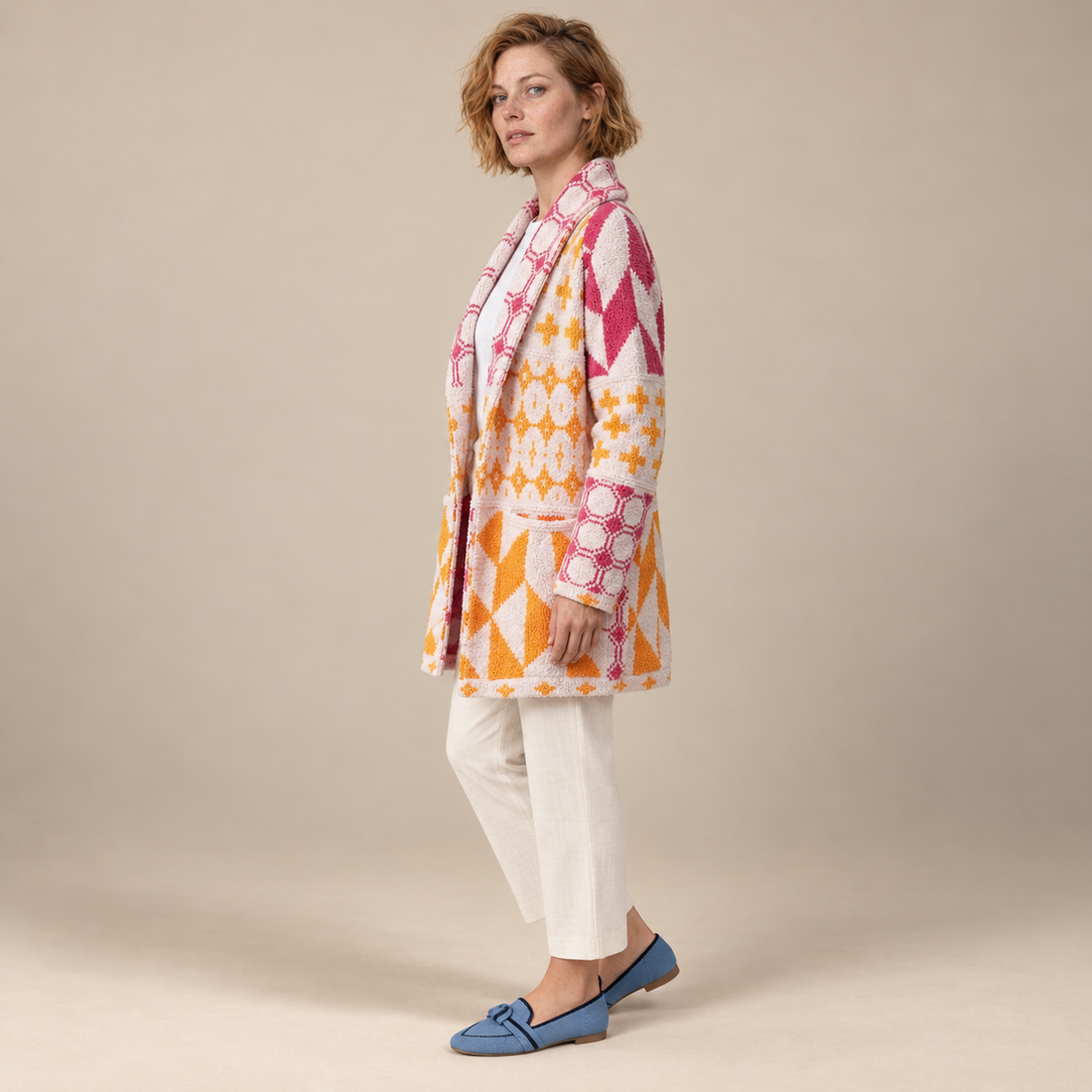 Damesvest met knoopsluiting en gebreid patroon