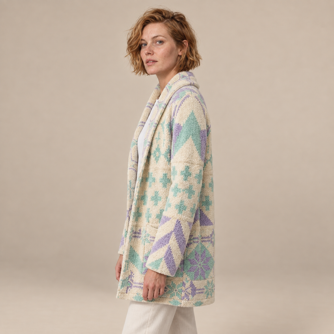 Damesvest met knoopsluiting en gebreid patroon