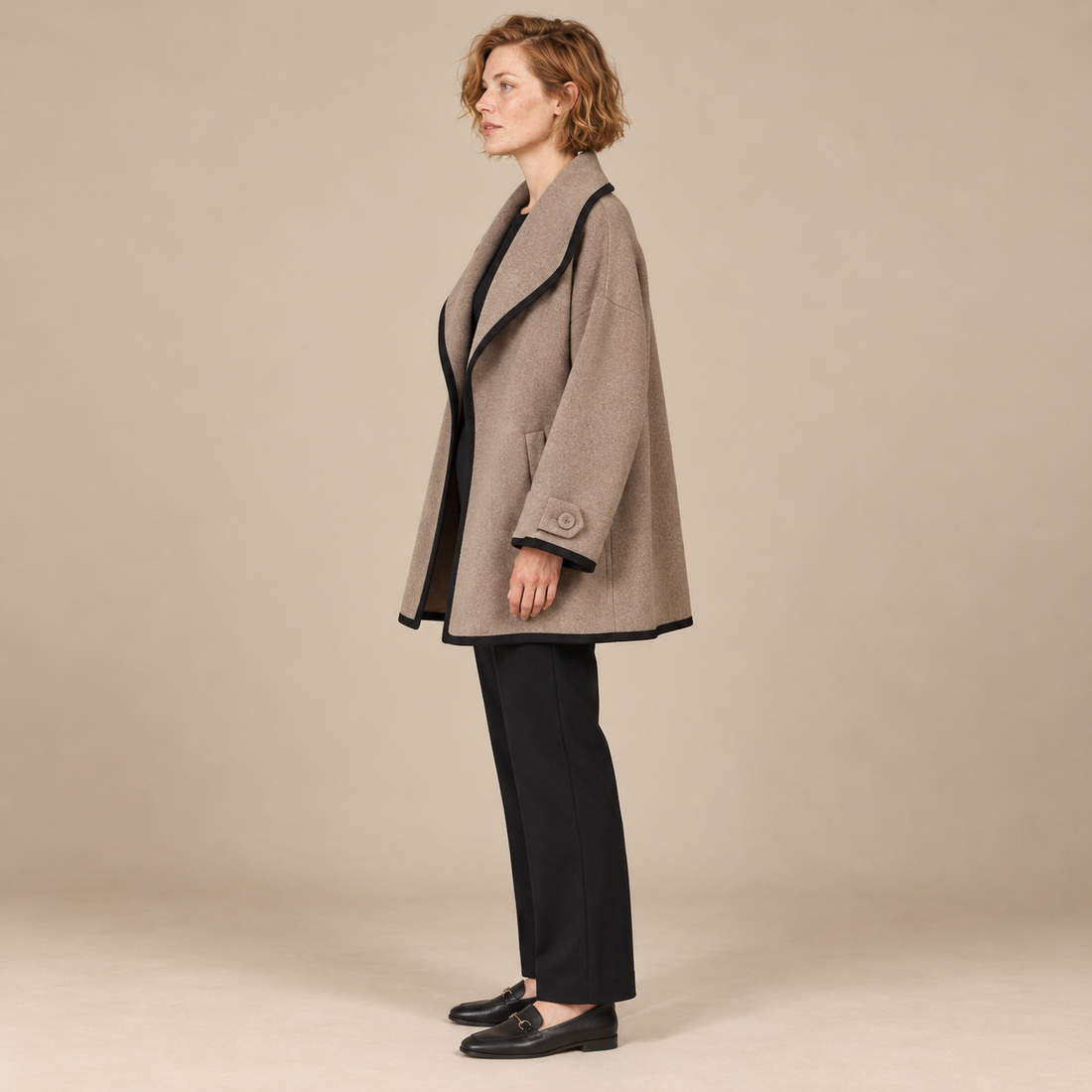 Oversized wollen damestrenchcoat met brede revers