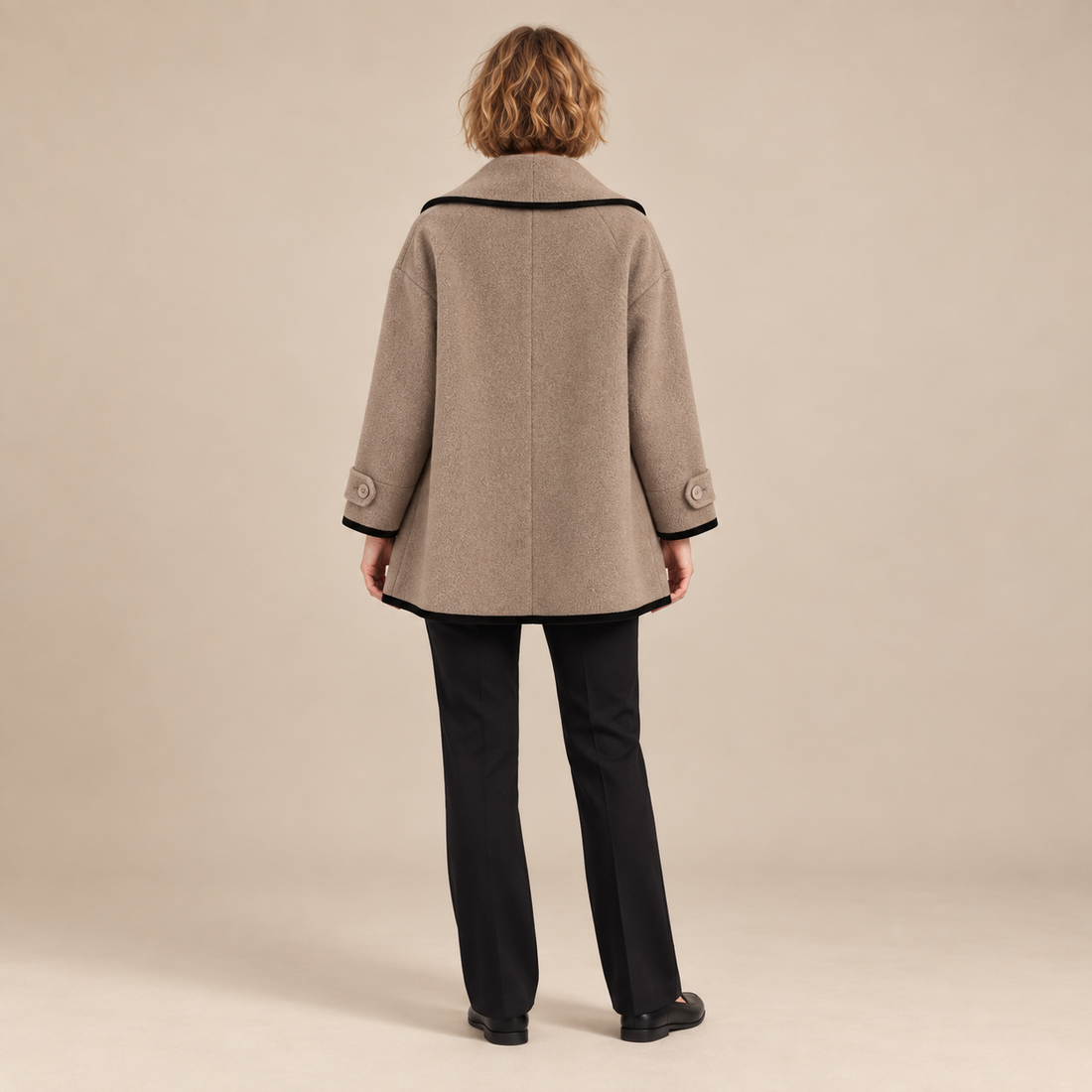 Oversized wollen damestrenchcoat met brede revers