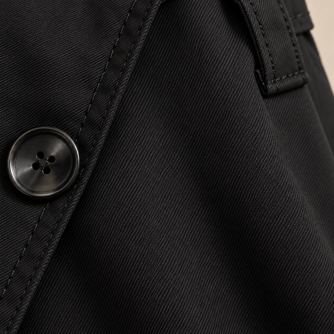 Dubbelrijige damestrenchcoat met strikceintuur en ontspannen pasvorm