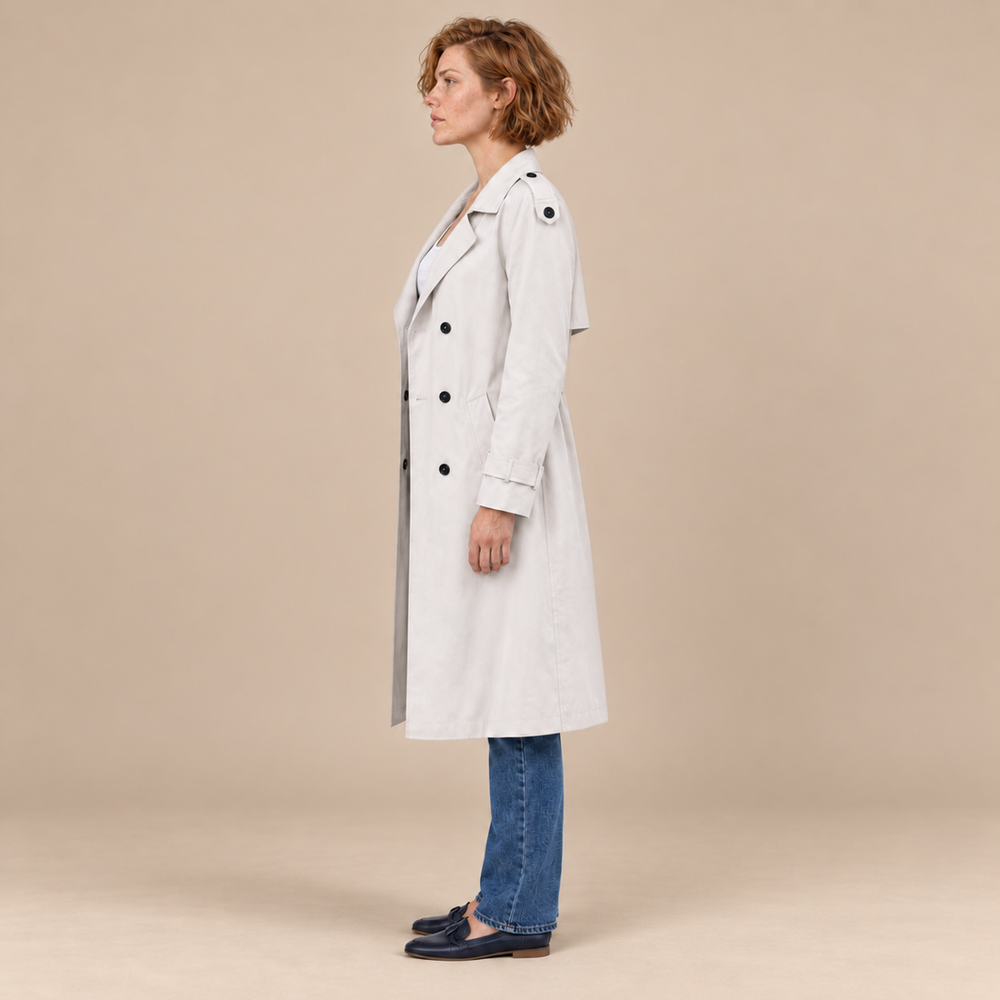 Dubbelrijige damestrenchcoat met strikceintuur en ontspannen pasvorm