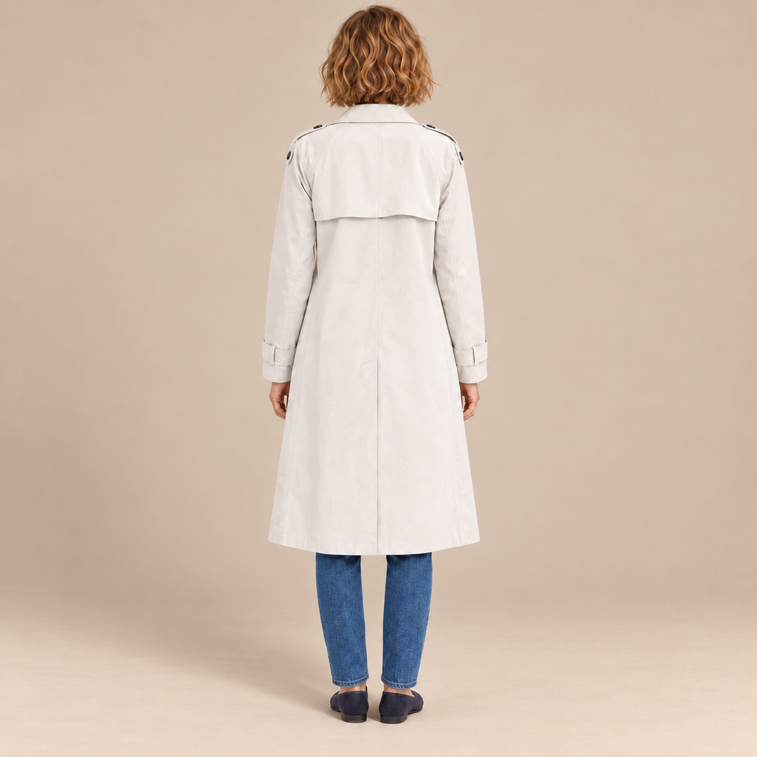 Dubbelrijige damestrenchcoat met strikceintuur en ontspannen pasvorm