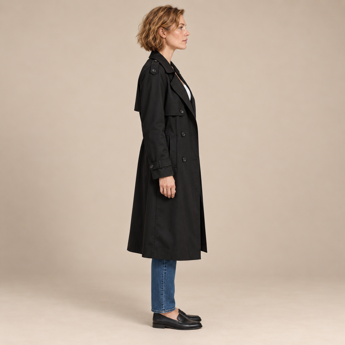 Dubbelrijige damestrenchcoat met strikceintuur en ontspannen pasvorm