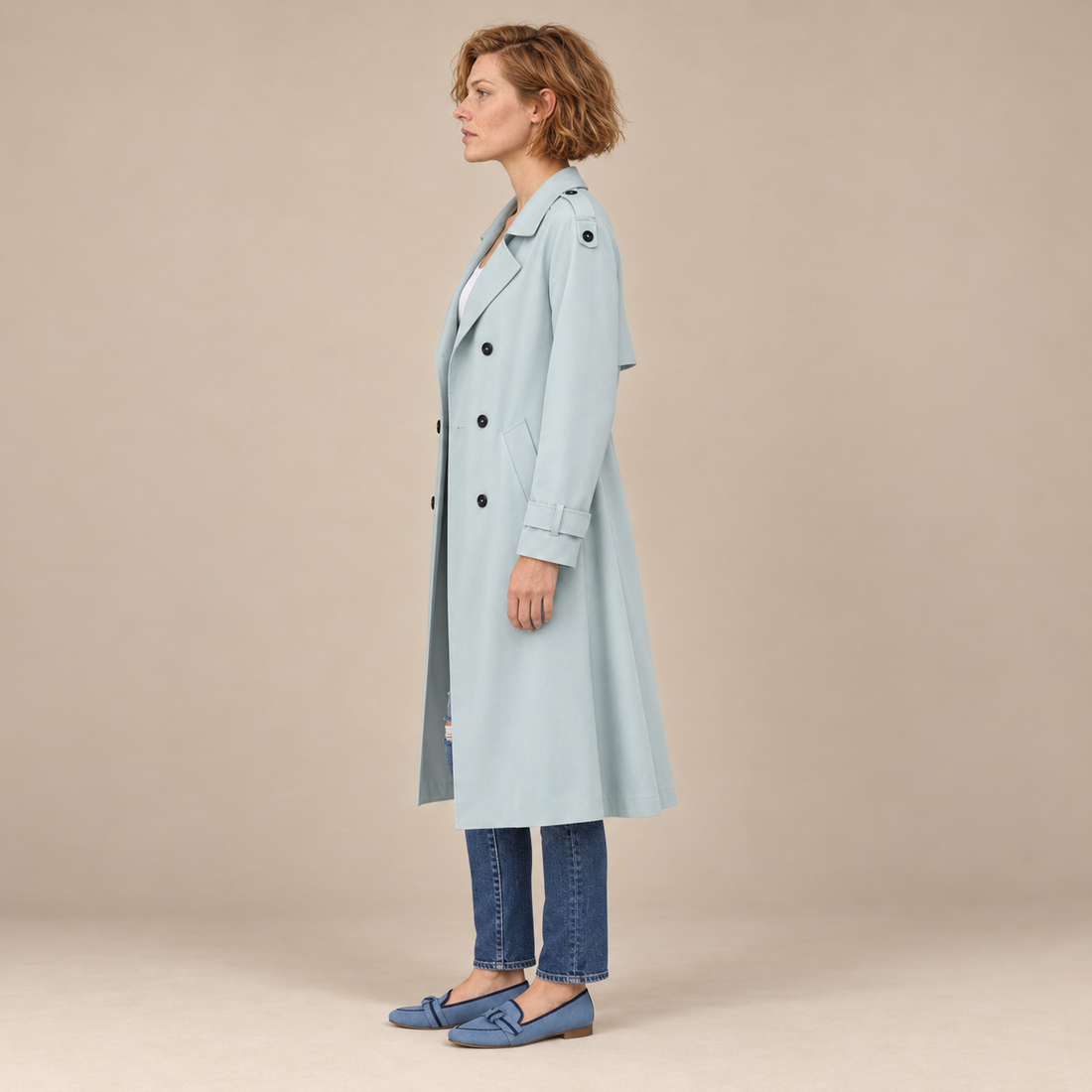 Dubbelrijige damestrenchcoat met strikceintuur en ontspannen pasvorm