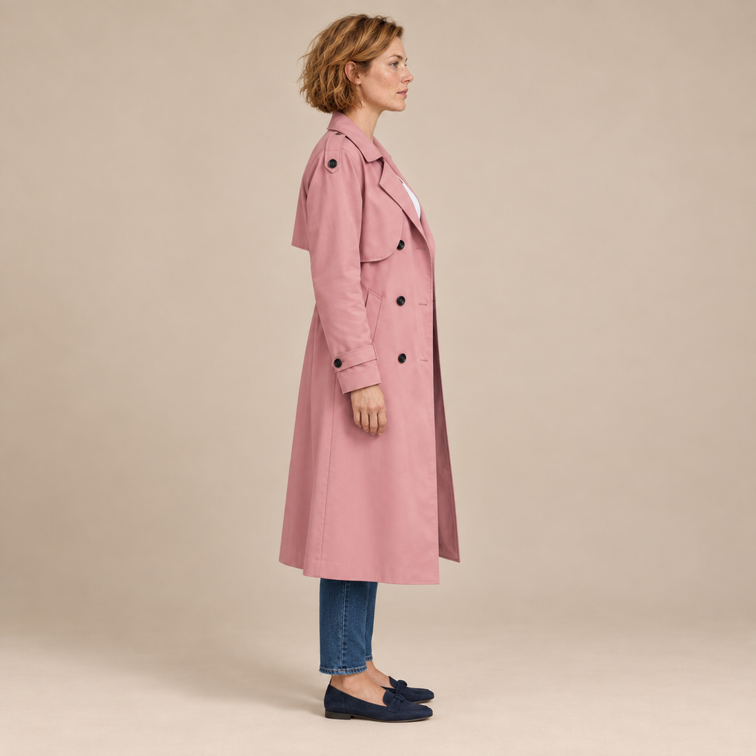 Dubbelrijige damestrenchcoat met strikceintuur en ontspannen pasvorm