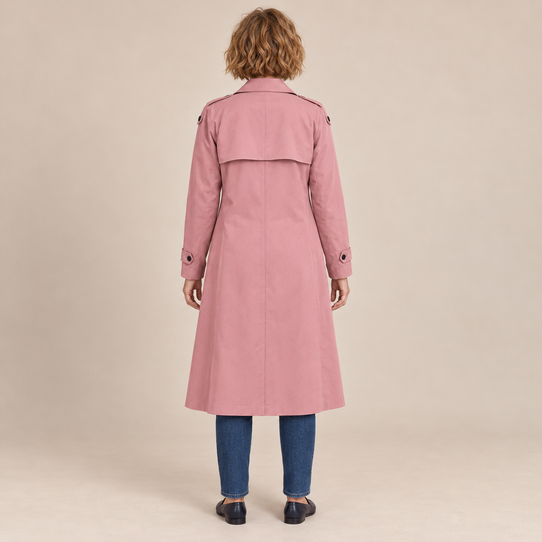 Dubbelrijige damestrenchcoat met strikceintuur en ontspannen pasvorm