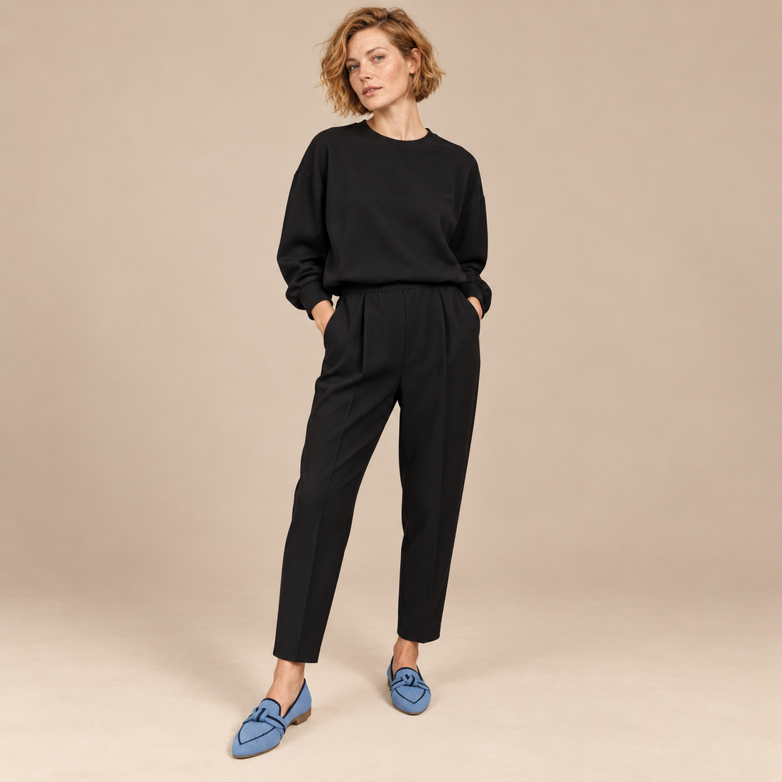 Tweedelige co-ordset voor dames: sweater met ronde hals en taps toelopende broek