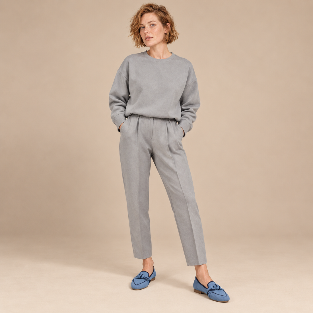 Tweedelige co-ordset voor dames: sweater met ronde hals en taps toelopende broek