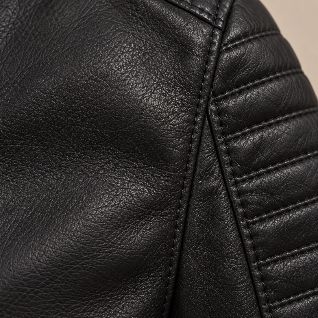 Bikerjack voor dames met doorgestikte mouwen en ceintuur met gesp