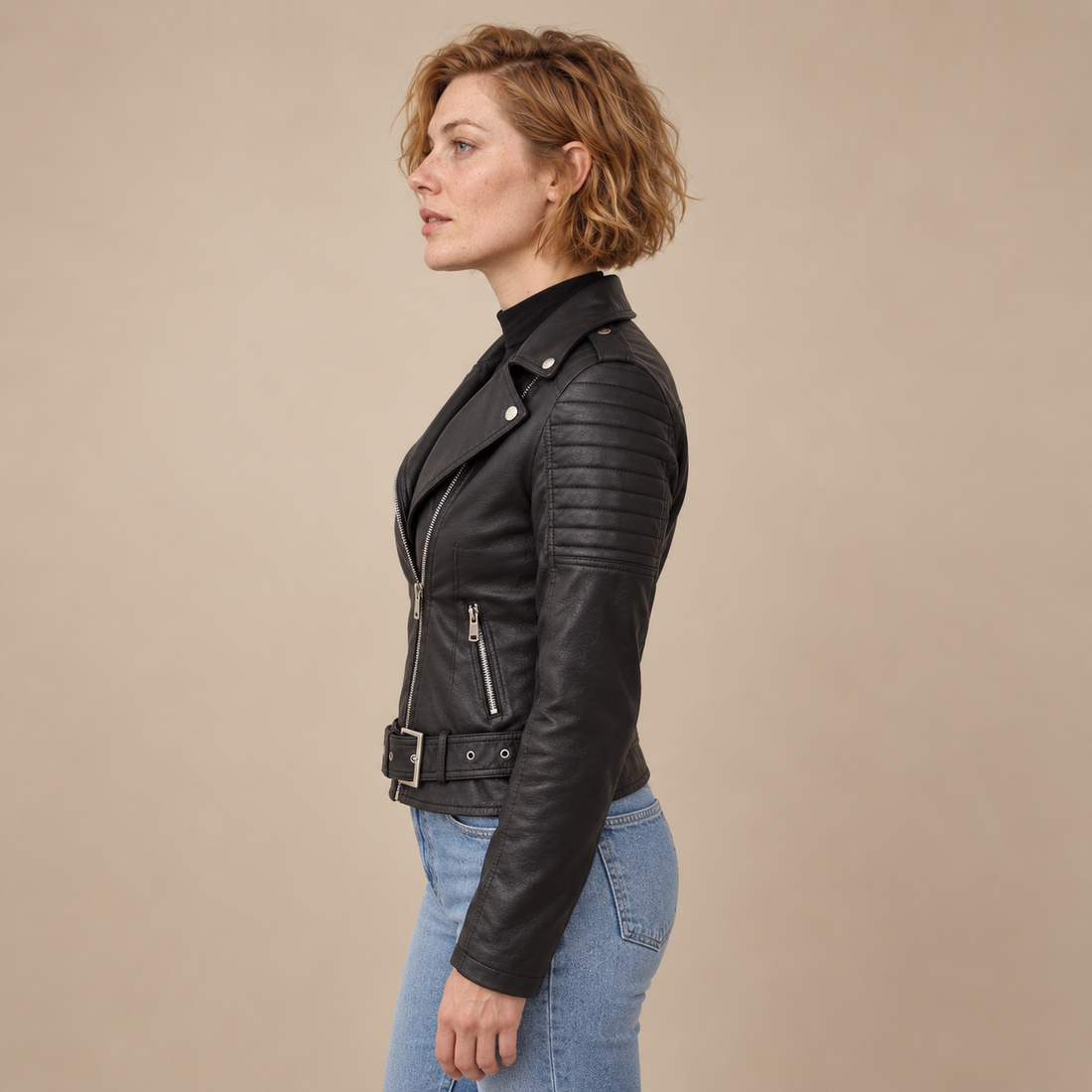Bikerjack voor dames met doorgestikte mouwen en ceintuur met gesp