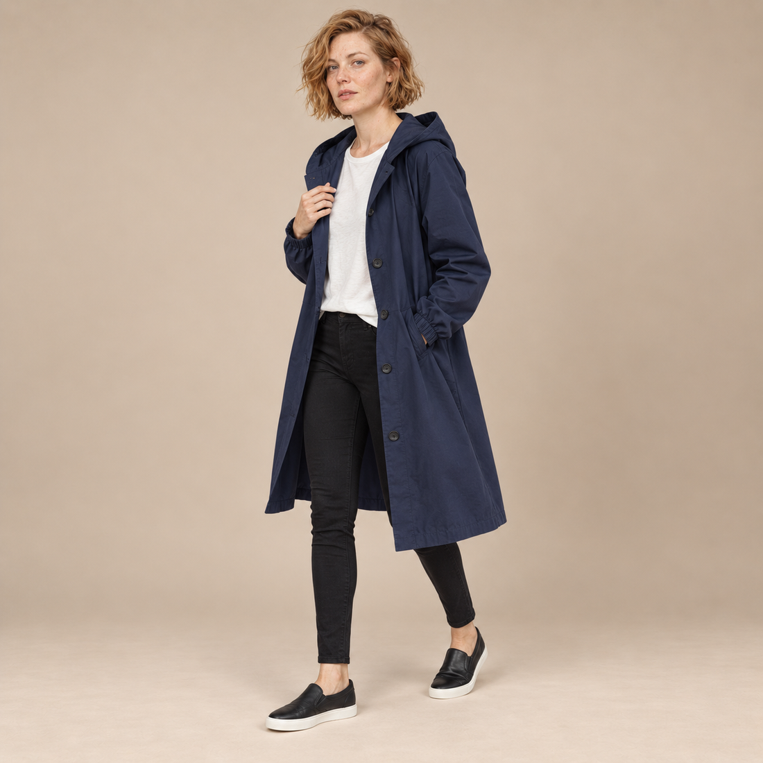 Lange damestrenchcoat met capuchon en knoopsluiting