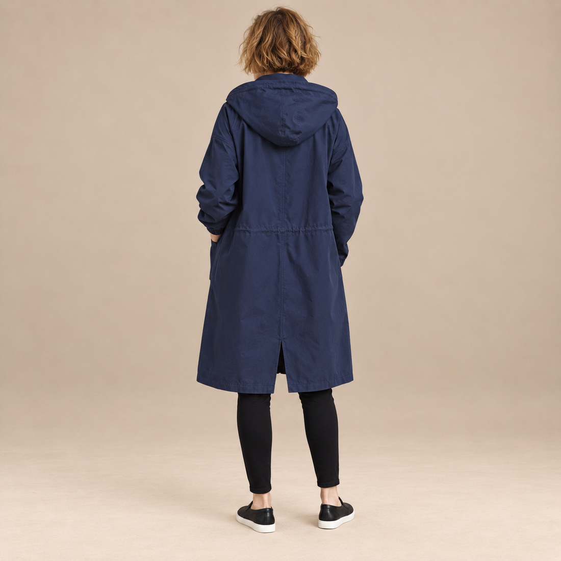Lange damestrenchcoat met capuchon en knoopsluiting