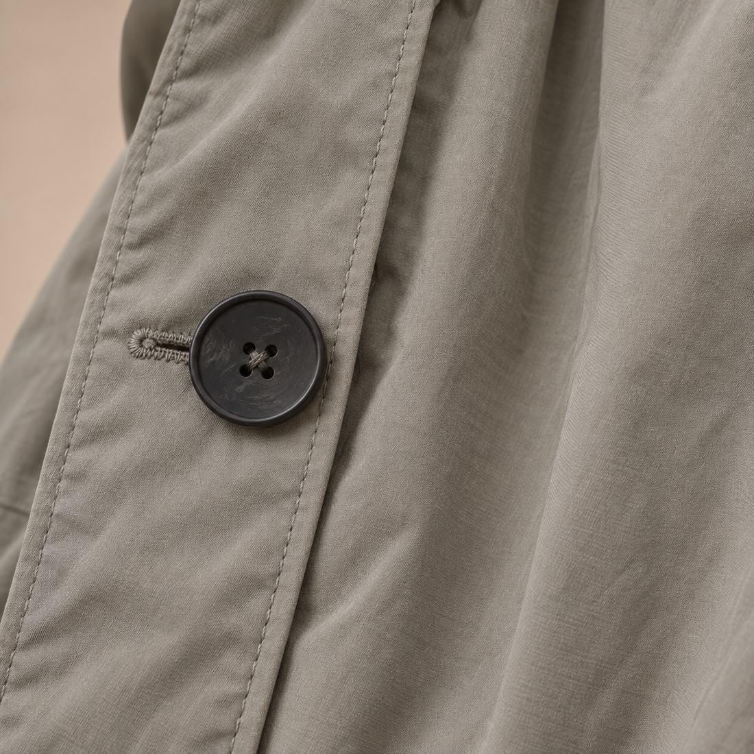 Lange damestrenchcoat met capuchon en knoopsluiting