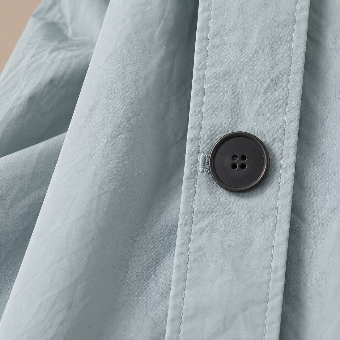 Lange damestrenchcoat met capuchon en knoopsluiting
