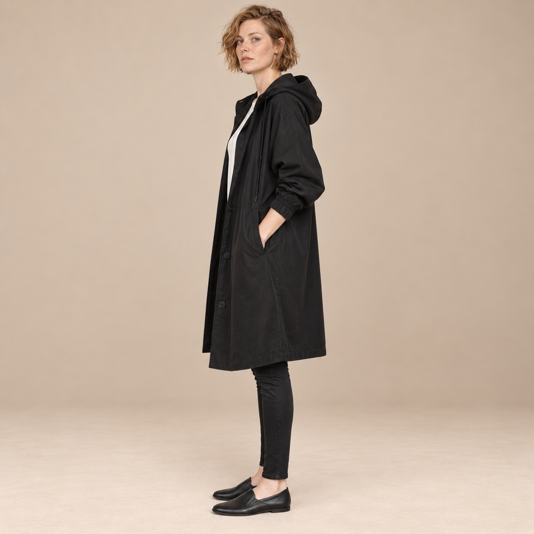 Lange damestrenchcoat met capuchon en knoopsluiting