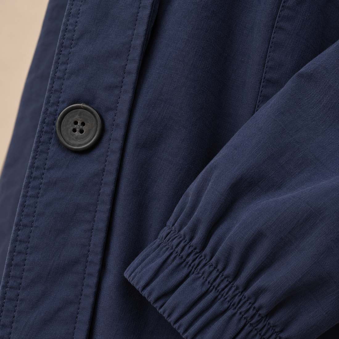 Lange damestrenchcoat met capuchon en knoopsluiting