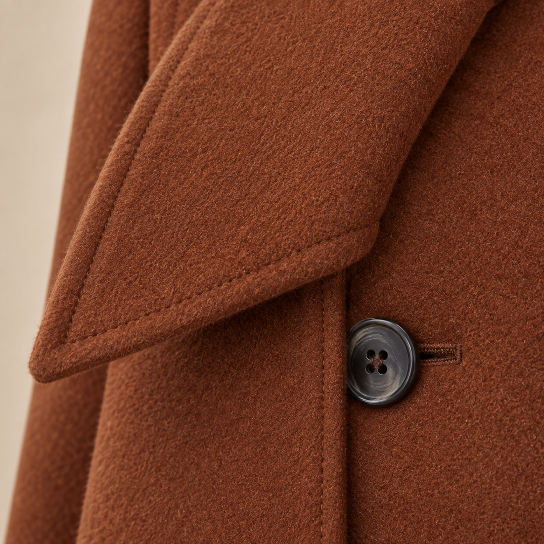 Lange enkelrijige damesjas met reverskraag