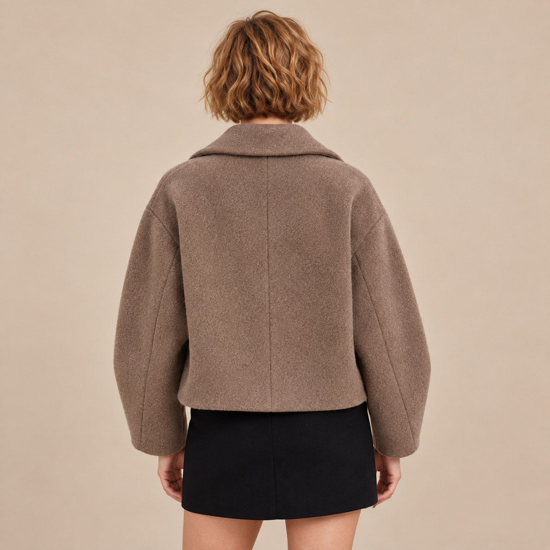 Oversized kort damesjasje met reverskraag en knoopsluiting