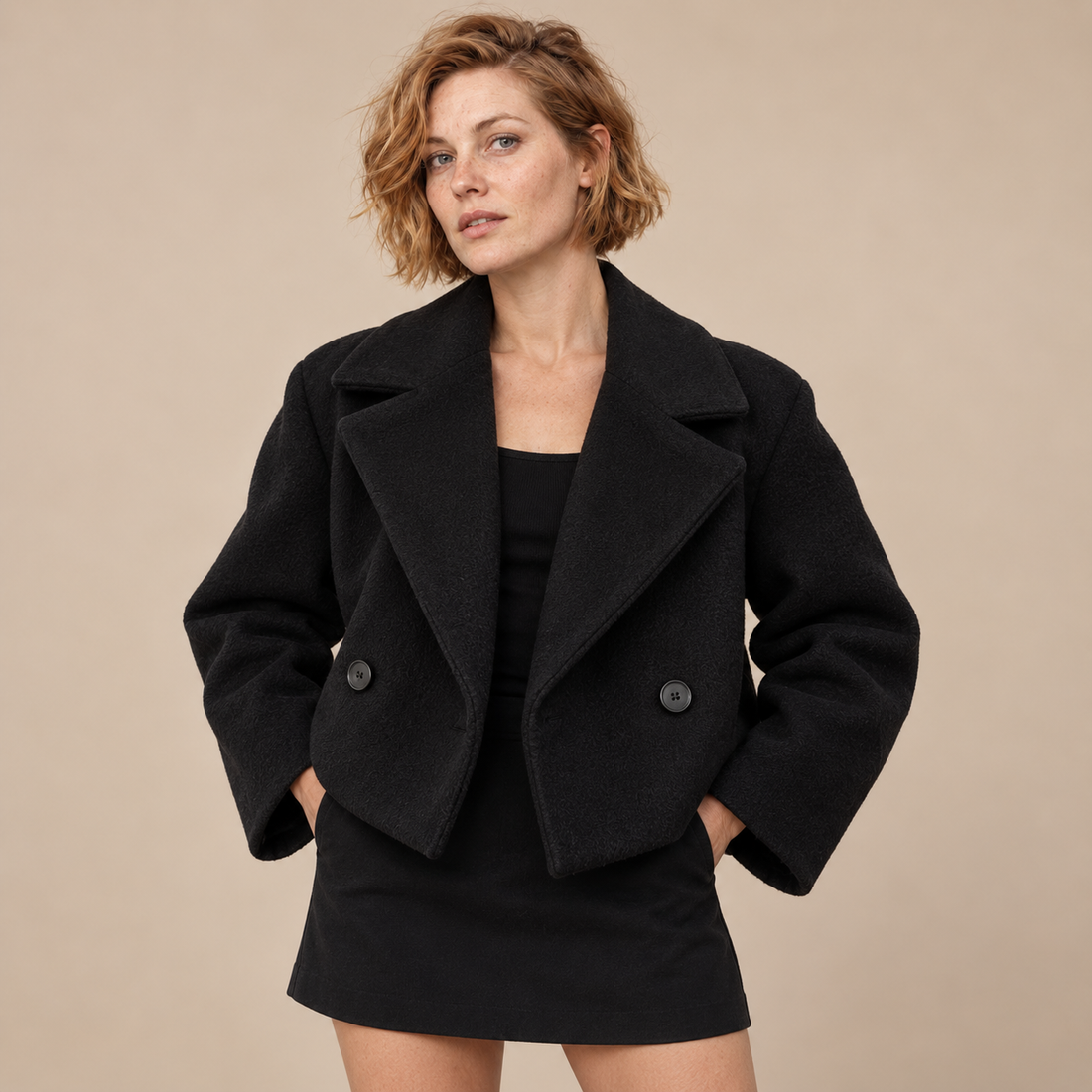 Oversized kort damesjasje met reverskraag en knoopsluiting