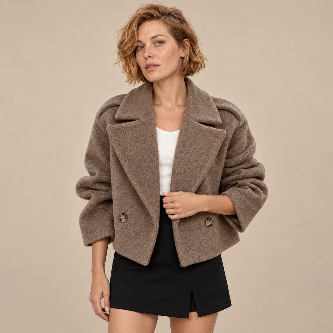 Oversized kort damesjasje met reverskraag en knoopsluiting