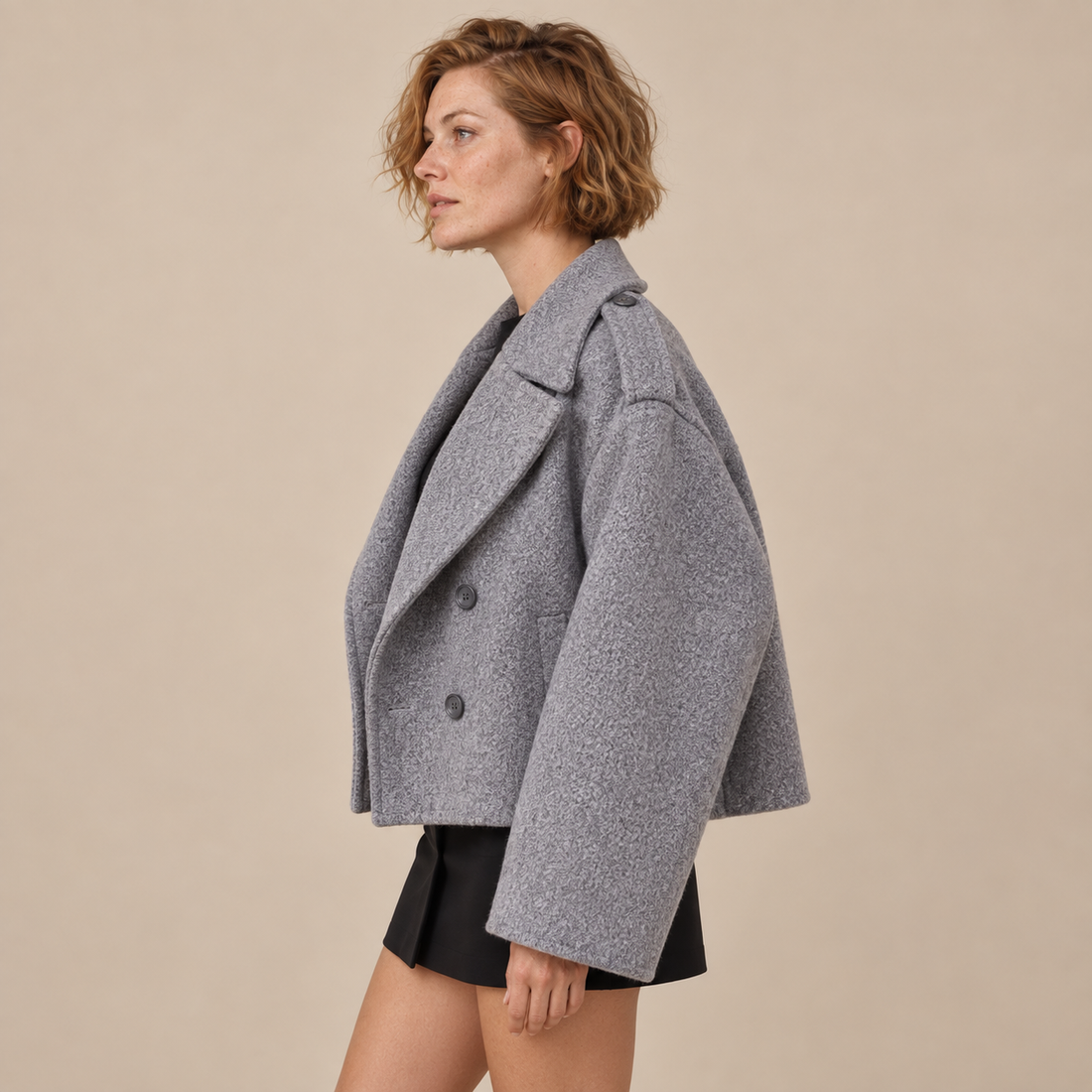 Oversized kort damesjasje met reverskraag en knoopsluiting
