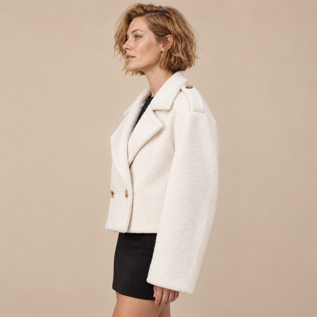 Oversized kort damesjasje met reverskraag en knoopsluiting