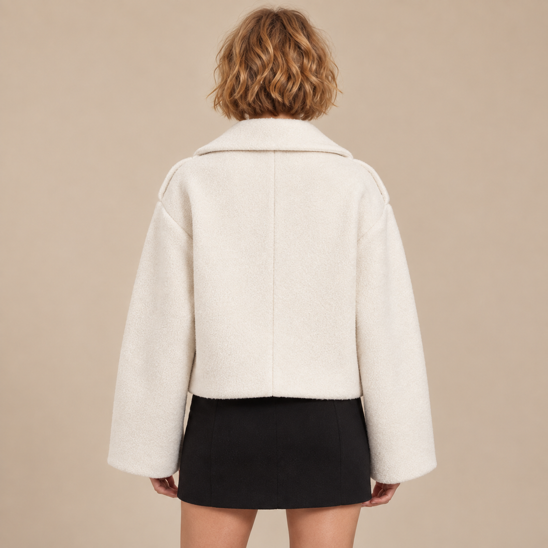 Oversized kort damesjasje met reverskraag en knoopsluiting