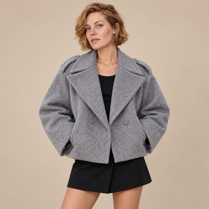 Oversized kort damesjasje met reverskraag en knoopsluiting