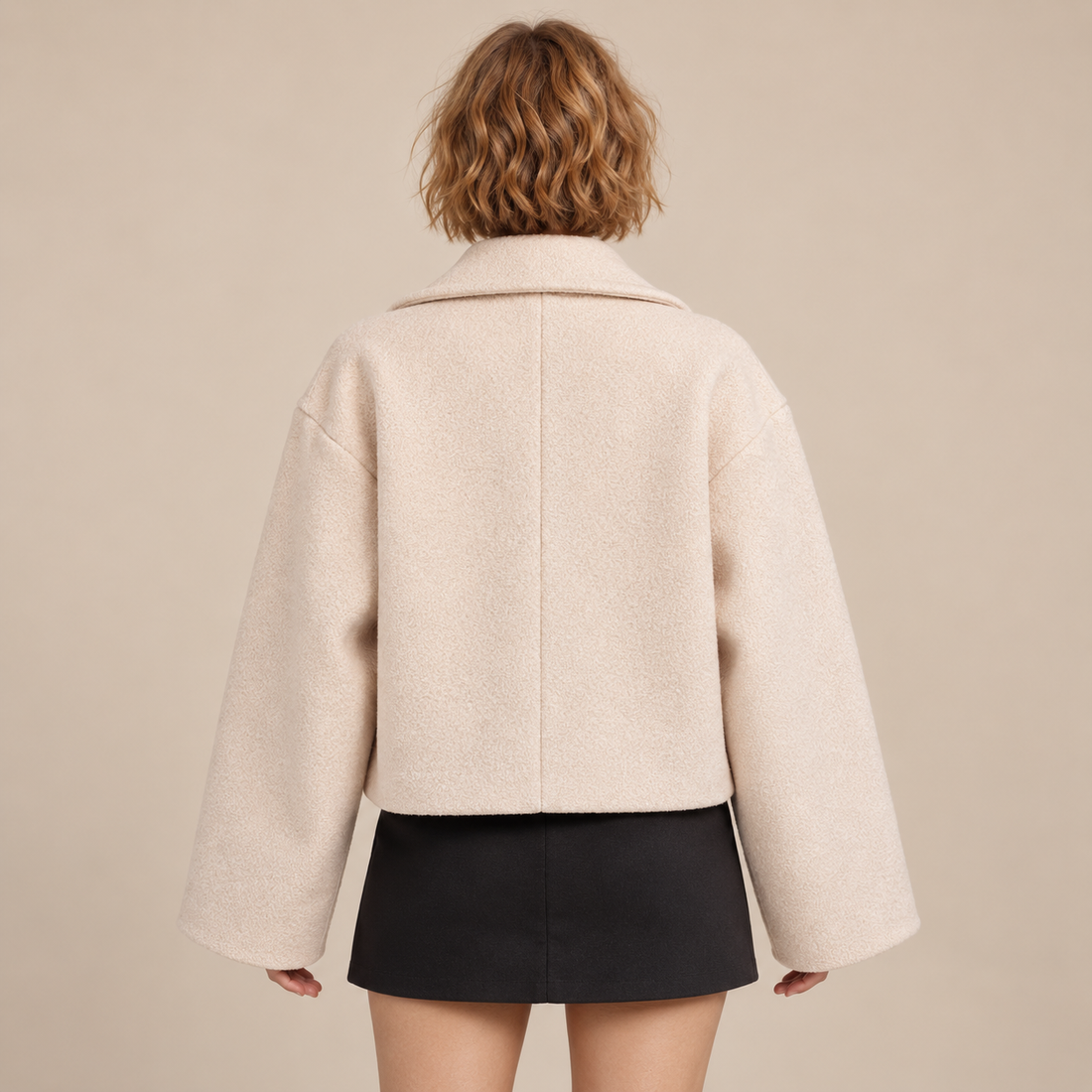 Oversized kort damesjasje met reverskraag en knoopsluiting