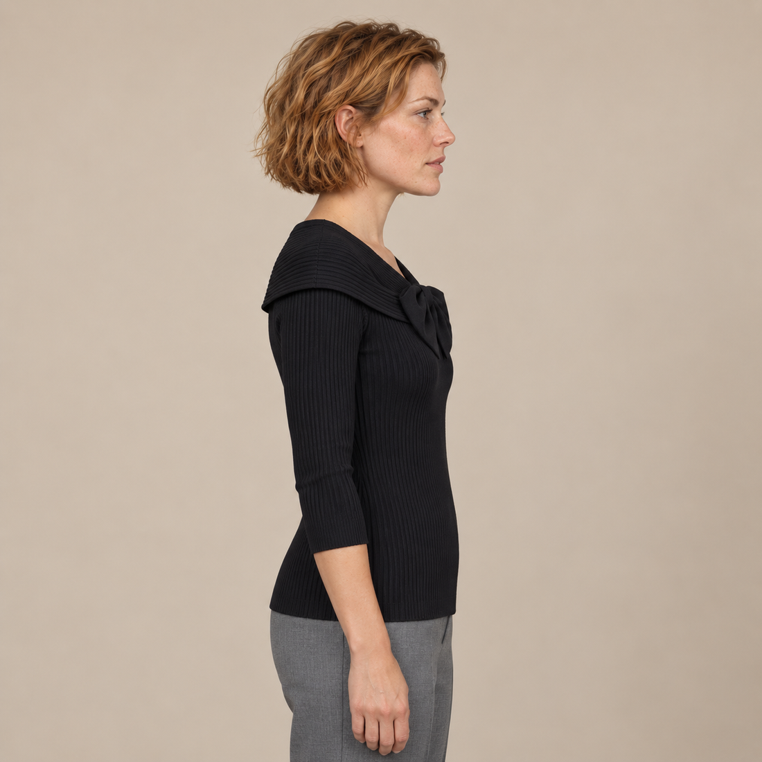 Gebreide damestop met strikdetail en lange mouwen